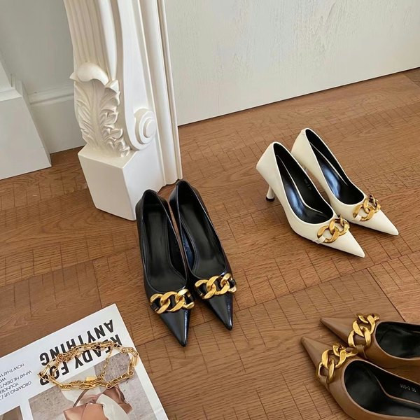 Γυναικεία μοντέρνα παπούτσια με λεπτό τακούνι 7 εκ. και μεταλλική αλυσίδα