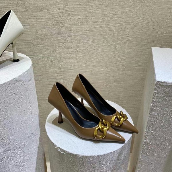 Γυναικεία μοντέρνα παπούτσια με λεπτό τακούνι 7 εκ. και μεταλλική αλυσίδα