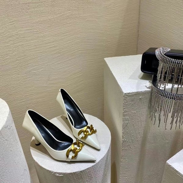 Γυναικεία μοντέρνα παπούτσια με λεπτό τακούνι 7 εκ. και μεταλλική αλυσίδα