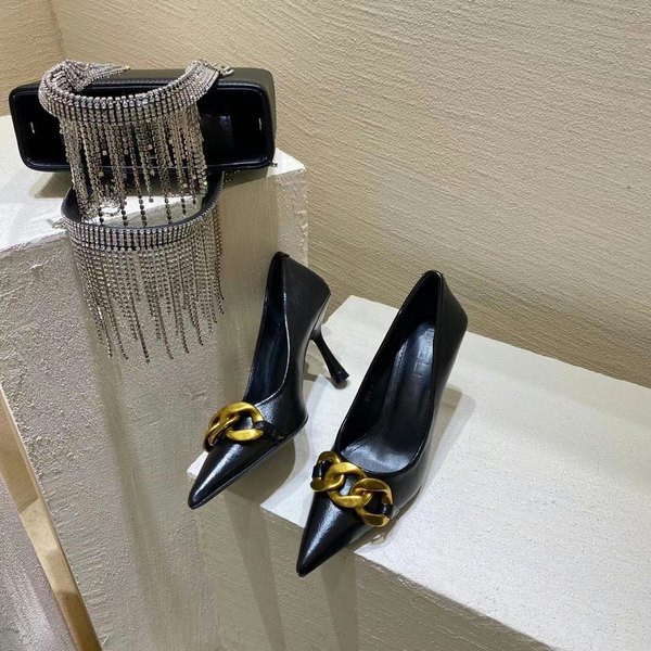 Γυναικεία μοντέρνα παπούτσια με λεπτό τακούνι 7 εκ. και μεταλλική αλυσίδα