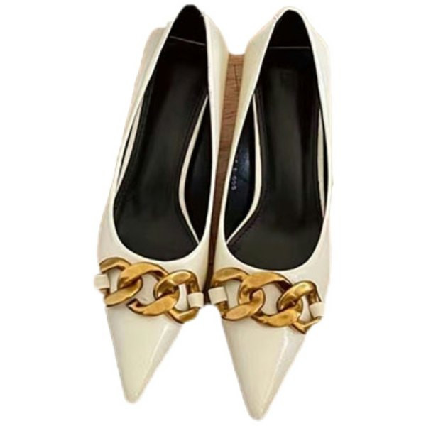 Γυναικεία μοντέρνα παπούτσια με λεπτό τακούνι 7 εκ. και μεταλλική αλυσίδα