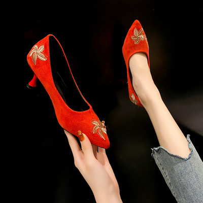 Γυναικεία μοντέρνα παπούτσια με κέντημα και τακούνι 6 εκ