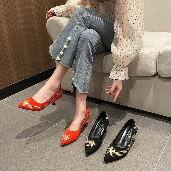 Γυναικεία μοντέρνα παπούτσια με κέντημα και τακούνι 6 εκ