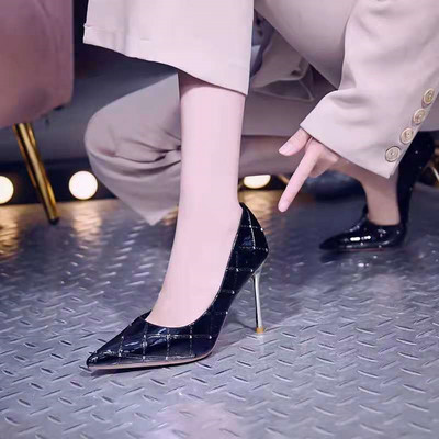 Κομψά γυναικεία μυτερά παπούτσια με τακούνια