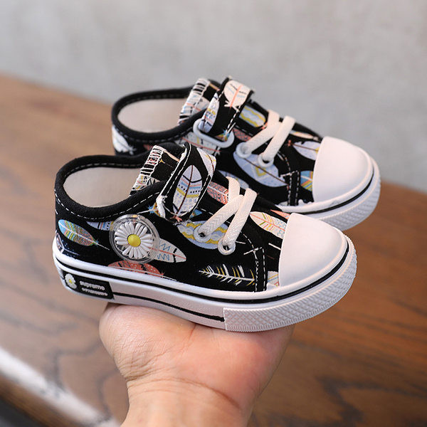 Μοντέρνα  παιδικά αθλητικά παπούτσια με κέντημα και κορδόνια