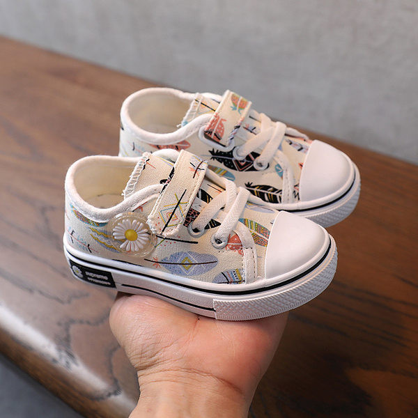 Μοντέρνα  παιδικά αθλητικά παπούτσια με κέντημα και κορδόνια