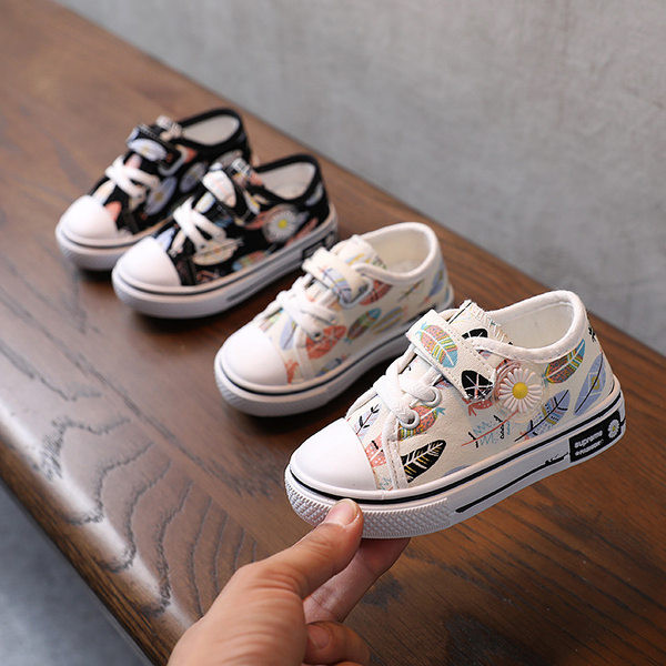 Μοντέρνα  παιδικά αθλητικά παπούτσια με κέντημα και κορδόνια