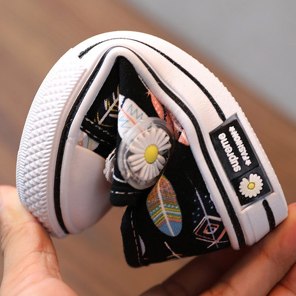 Μοντέρνα  παιδικά αθλητικά παπούτσια με κέντημα και κορδόνια