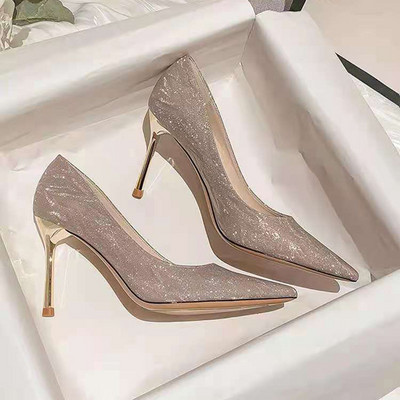 Μοντέρνα  γυναικεία παπούτσια με τακούνι 8 εκ. Και αγκράφα