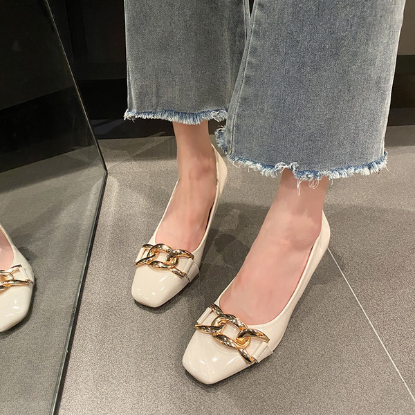 Γυναικεία παπούτσια από λουστρίνι με μεταλλικό στοιχείο και λεπτό τακούνι 7 εκ