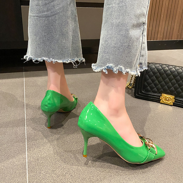 Γυναικεία παπούτσια από λουστρίνι με μεταλλικό στοιχείο και λεπτό τακούνι 7 εκ