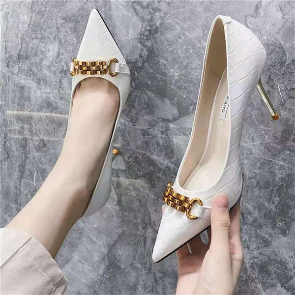 Γυναικεία παπούτσια από οικολογικό δέρμα με γόβες και μεταλλική διακόσμηση