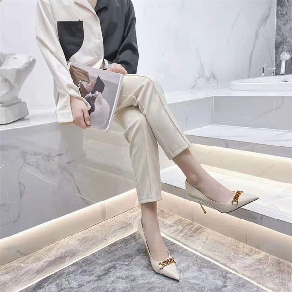 Γυναικεία παπούτσια από οικολογικό δέρμα με γόβες και μεταλλική διακόσμηση