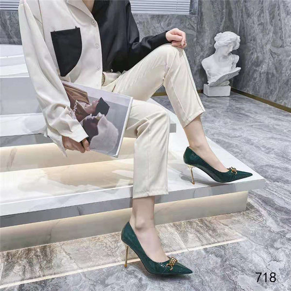 Γυναικεία παπούτσια από οικολογικό δέρμα με γόβες και μεταλλική διακόσμηση