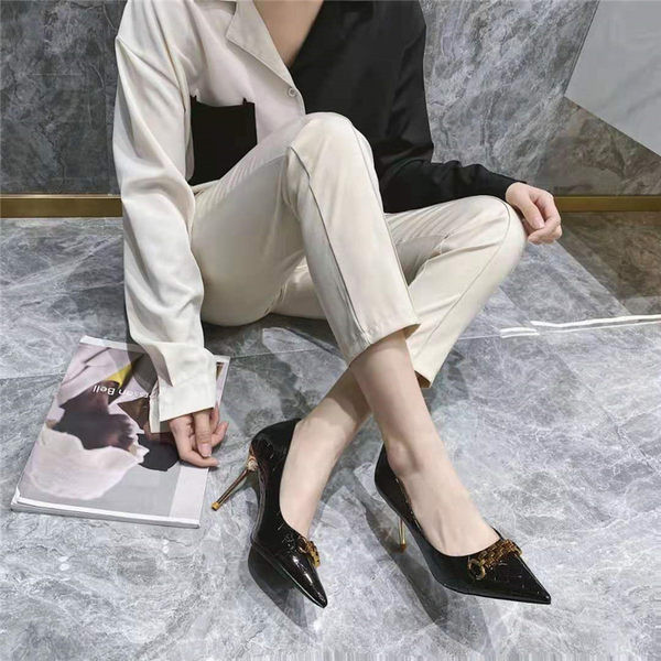 Γυναικεία παπούτσια από οικολογικό δέρμα με γόβες και μεταλλική διακόσμηση