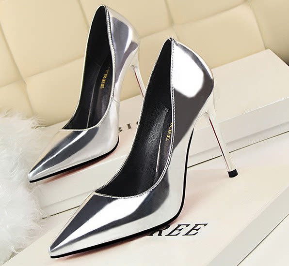 Νέο μοντέλο γυναικεία μυτερά παπούτσια με τακούνι ύψους 10 εκατοστών