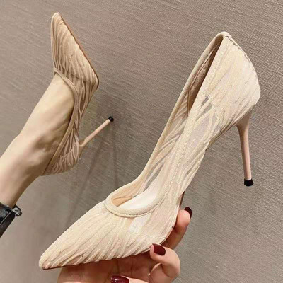 Κομψά μυτερά παπούτσια με ψηλά τακούνια