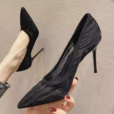 Κομψά μυτερά παπούτσια με ψηλά τακούνια