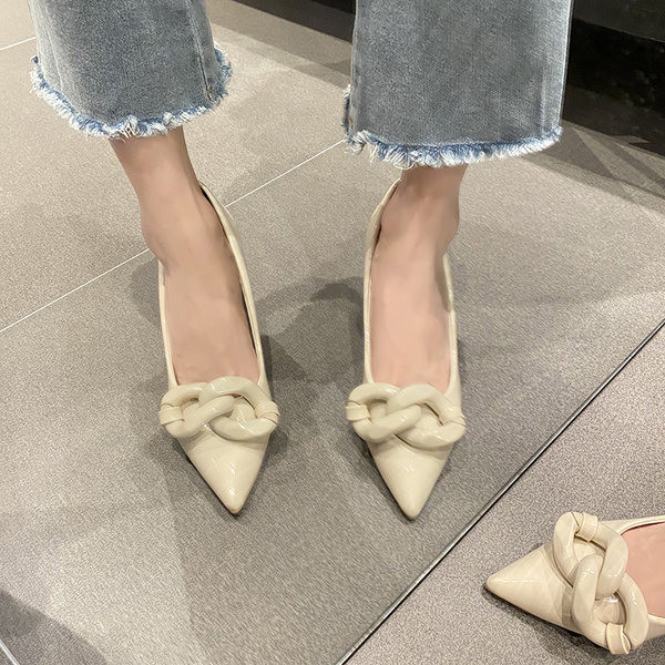 Μυτερό μοντέλο γυναικεία παπούτσια  από λουστρίνι με τακούνι 9,5 εκ