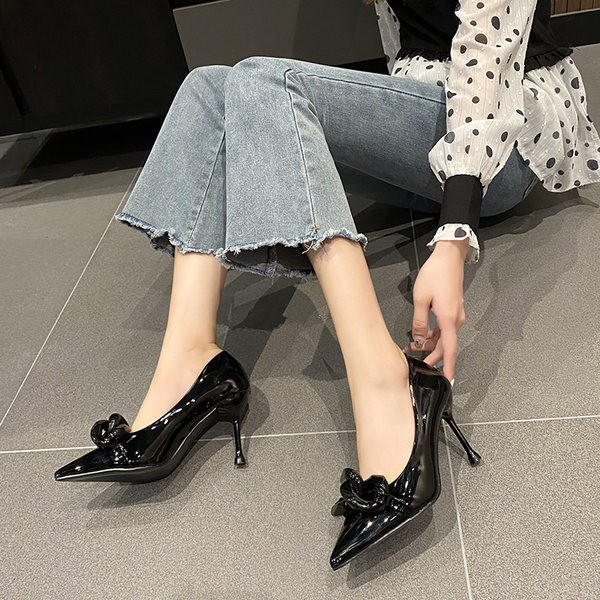 Μυτερό μοντέλο γυναικεία παπούτσια  από λουστρίνι με τακούνι 9,5 εκ