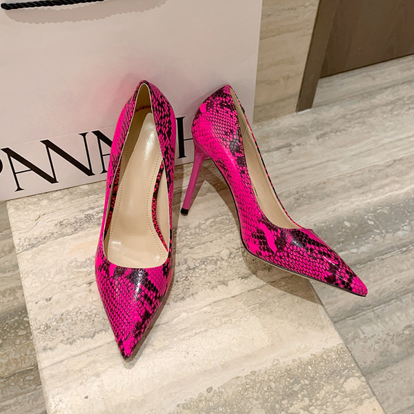 Pantofi de dama moderni model ascutit cu model animal