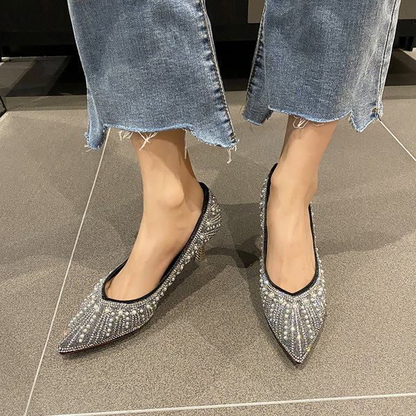 Μοντέρνα γυναικεία παπούτσια με πέρλες και λεπτό τακούνι 7 εκ