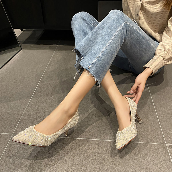 Μοντέρνα γυναικεία παπούτσια με πέρλες και λεπτό τακούνι 7 εκ