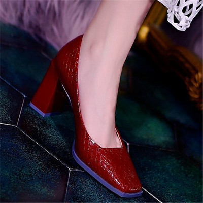 Γυναικεία μοντέρνα παπούτσια με χοντρά τακούνια