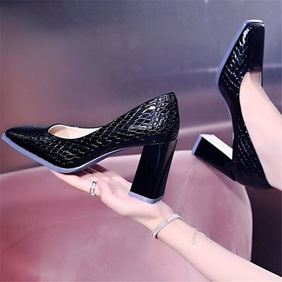 Γυναικεία μοντέρνα παπούτσια με χοντρά τακούνια