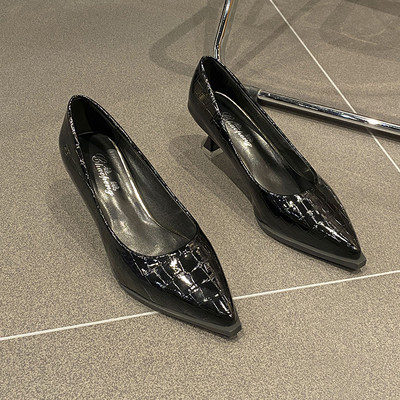 Μοντέρνα γυναικεία παπούτσια από λουστρίνι με λεπτό τακούνι 6 εκ