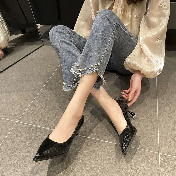 Μοντέρνα γυναικεία παπούτσια από λουστρίνι με λεπτό τακούνι 6 εκ