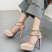 Γυναικεία κλειστά παπούτσια με ψηλό τακούνι 12 εκ. Και μεταλλικά πριτσίνια