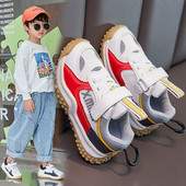 Σύγχρονα αθλητικά παπούτσια για αγόρια με επιγραφή