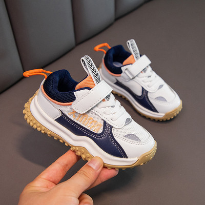 Σύγχρονα αθλητικά παπούτσια για αγόρια με επιγραφή