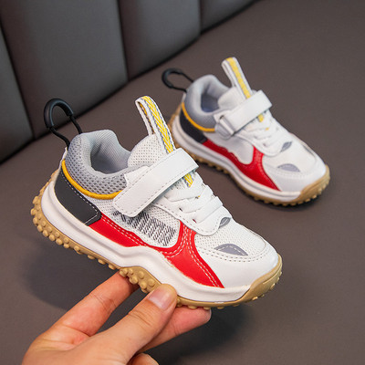 Σύγχρονα αθλητικά παπούτσια για αγόρια με επιγραφή