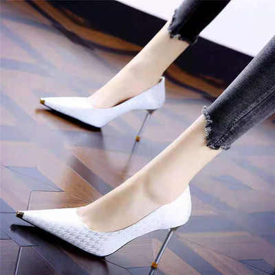 Μοντέρνα μυτερά παπούτσια με λεπτό τακούνι