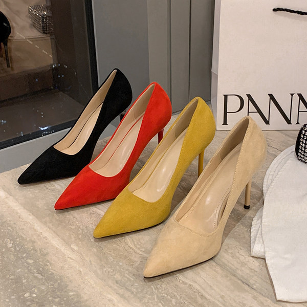 Μοντέρνα παπούτσια από οικολογικό σουέτ μυτερό μοντέλο με ψηλό τάκουνι