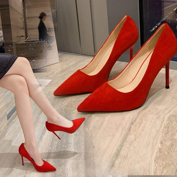 Μοντέρνα παπούτσια από οικολογικό σουέτ μυτερό μοντέλο με ψηλό τάκουνι