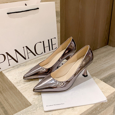 Μοντέρνα μυτερά παπούτσια με λαμπερό αποτέλεσμα