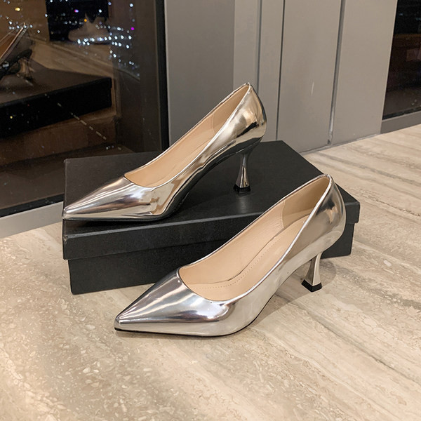 Μοντέρνα μυτερά παπούτσια με λαμπερό αποτέλεσμα