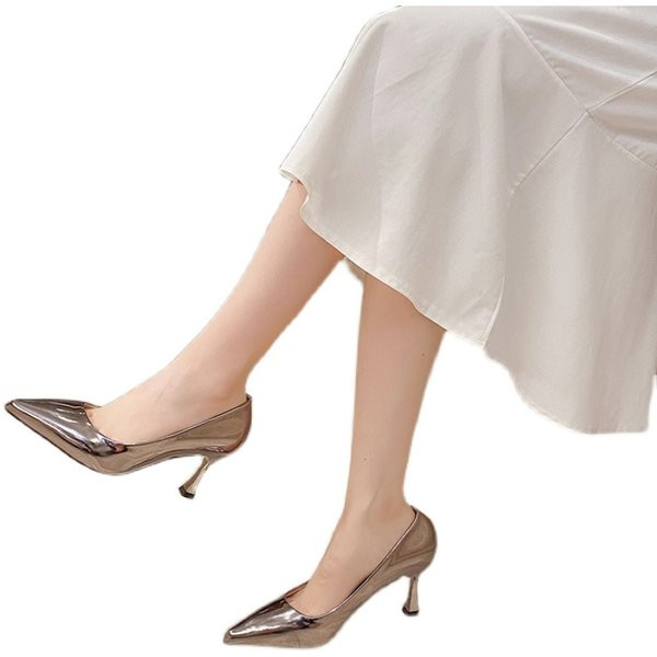 Μοντέρνα μυτερά παπούτσια με λαμπερό αποτέλεσμα