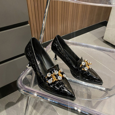 Μοντέλο μοντέλο γυναικεία παπούτσια από λουστρίνι με διακόσμηση πέτρες