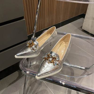 Μοντέλο μοντέλο γυναικεία παπούτσια από λουστρίνι με διακόσμηση πέτρες