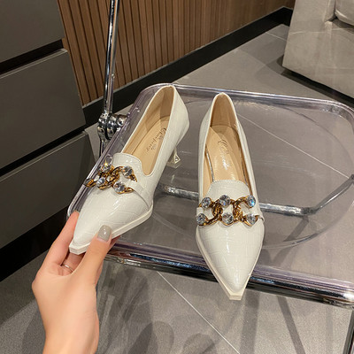 Μοντέλο μοντέλο γυναικεία παπούτσια από λουστρίνι με διακόσμηση πέτρες