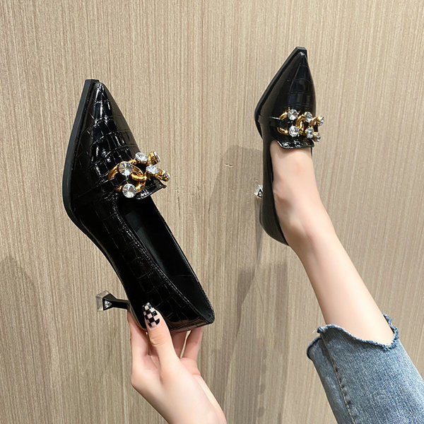 Μοντέλο μοντέλο γυναικεία παπούτσια από λουστρίνι με διακόσμηση πέτρες