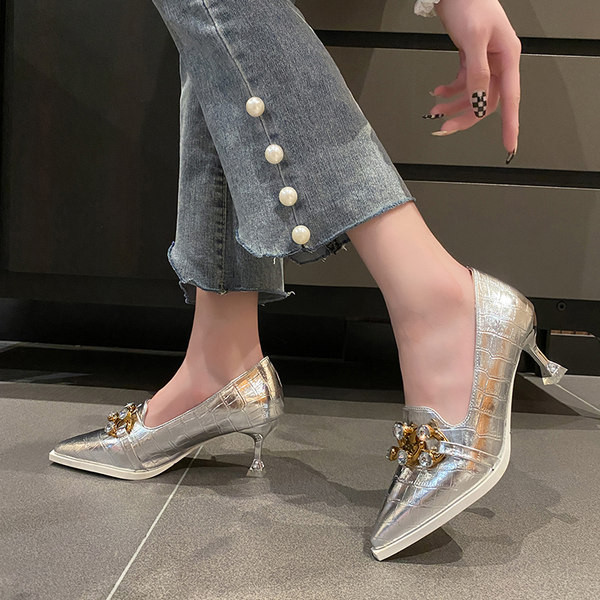 Μοντέλο μοντέλο γυναικεία παπούτσια από λουστρίνι με διακόσμηση πέτρες
