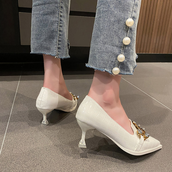 Μοντέλο μοντέλο γυναικεία παπούτσια από λουστρίνι με διακόσμηση πέτρες