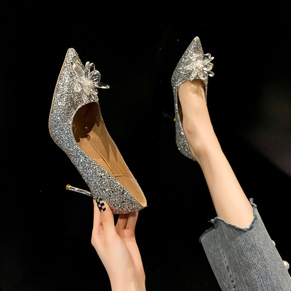 Γυναικεία παπούτσια με γυαλιστερά σωματίδια - μυτερό μοντέλο