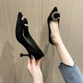 Γυναικεία οικολογικά σουέτ παπούτσια με μεταλλική αγκράφα