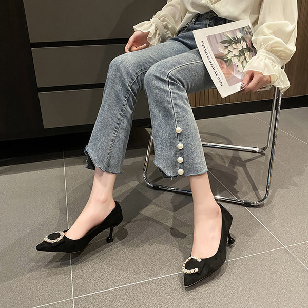 Γυναικεία οικολογικά σουέτ παπούτσια με μεταλλική αγκράφα